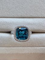Bague or blanc avec topaze bleu London et pavée diamants