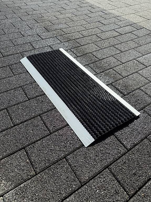 Teppiche: Fussmatte mit Alu-Rahmen & Borsten  – Gebraucht aus Uetliburg von Reyes07