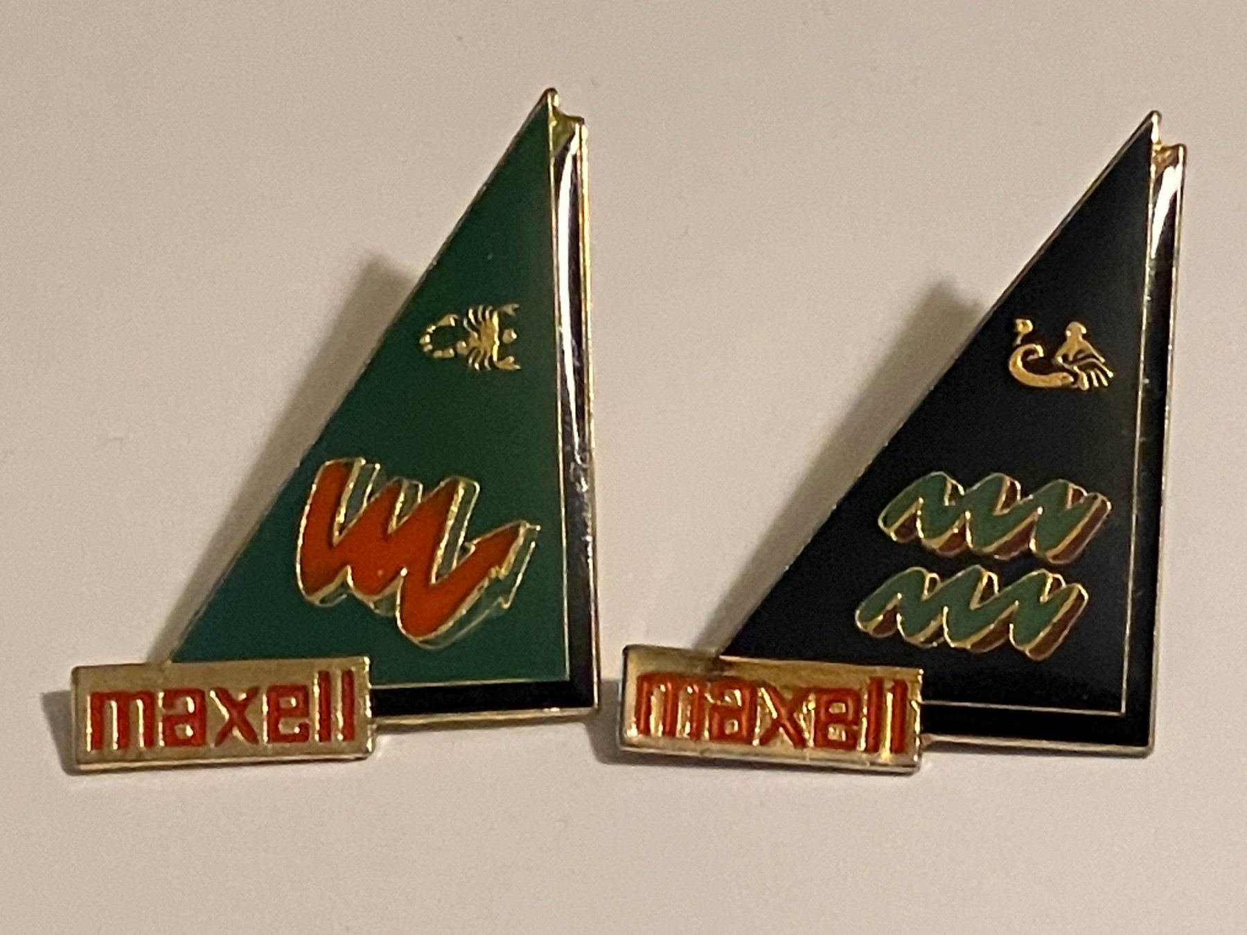 Plaketten & Abzeichen: 2 Pin Maxell – Gebraucht aus Basel von djwwpp