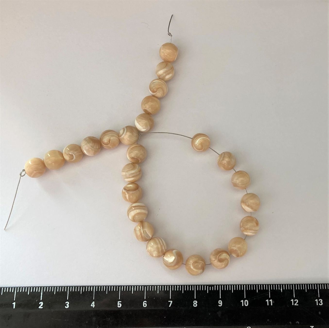 Perle (finte): 26 perles Nacre, beige, rondes 8 mm / Perlmutt – Nuovo e nell'imballaggio originale da Goumoens-la-Ville venduto da brandonv