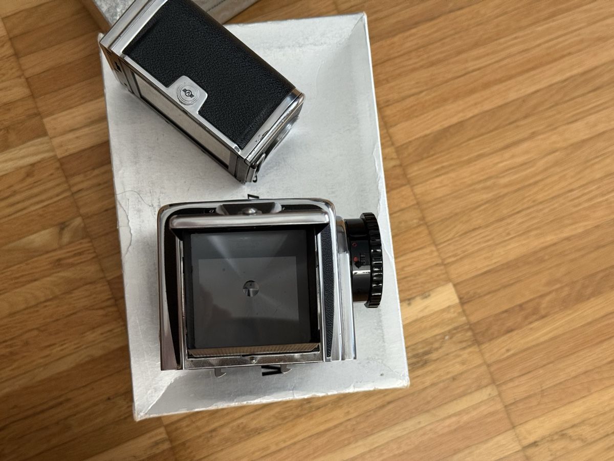 Hasselblad Appareil photo: Hasselblad 500c with eye-level viewfinder – D'occasion à Zürich par cse_2qbg 6