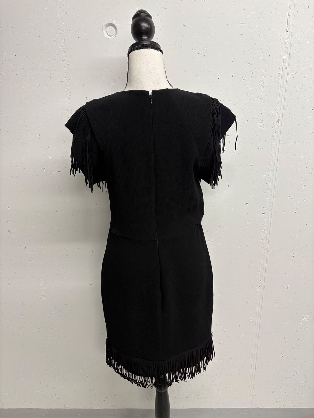 Maje Kleider: Maje Kleid mit Fransen Gr. 40 schwarz kurzarm – Neu (gemäss Beschreibung) aus Regensdorf von secondchancefashion 3