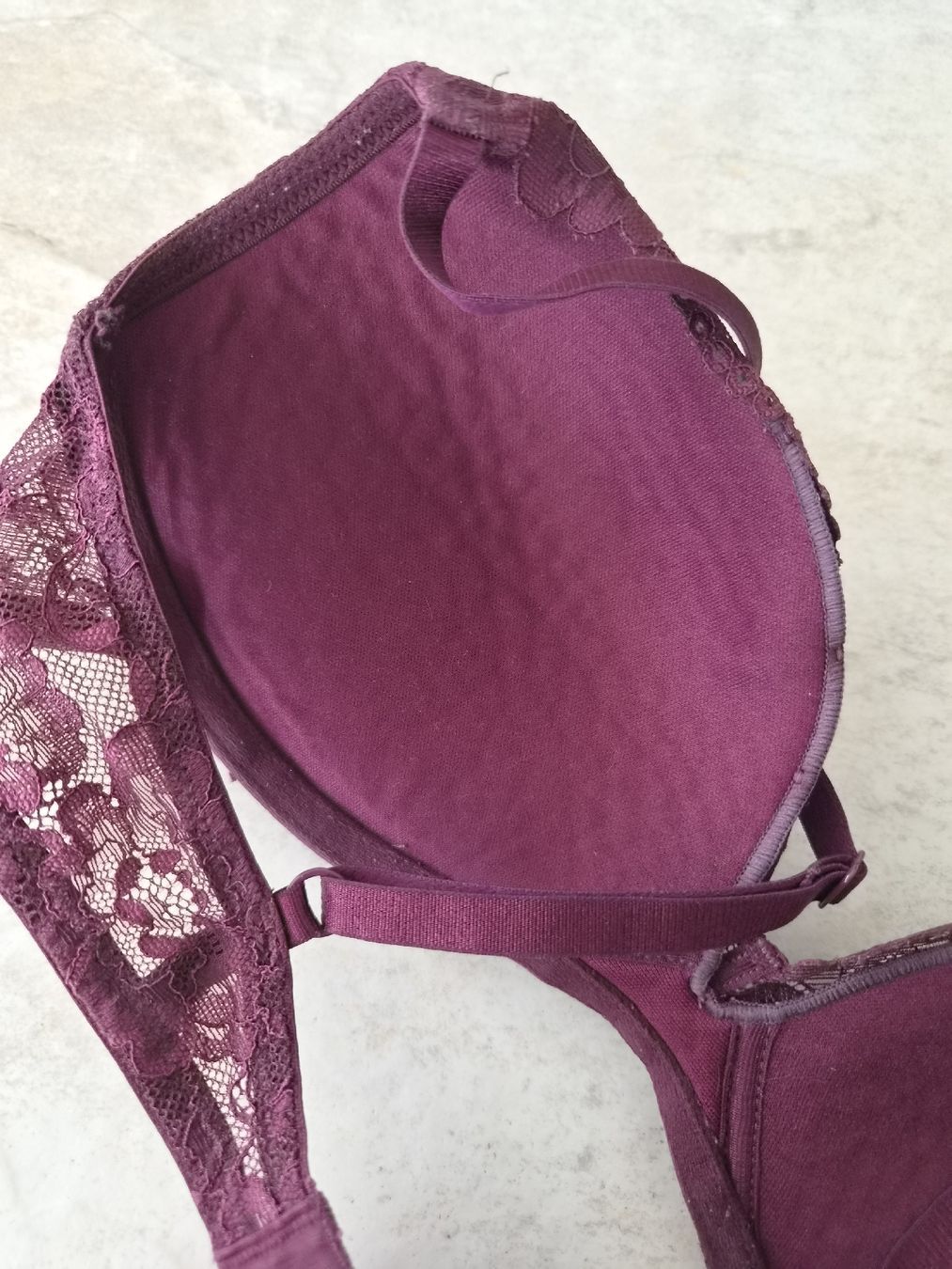 Autres dessous: Damen-BH Spitze, bordeaux, Grösse 75 B  – D'occasion à Niederrohrdorf par Miripfiri 3