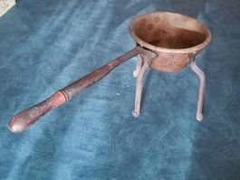 Antiker, rustikaler Kupfertopf mit Holzgriff & Füssli