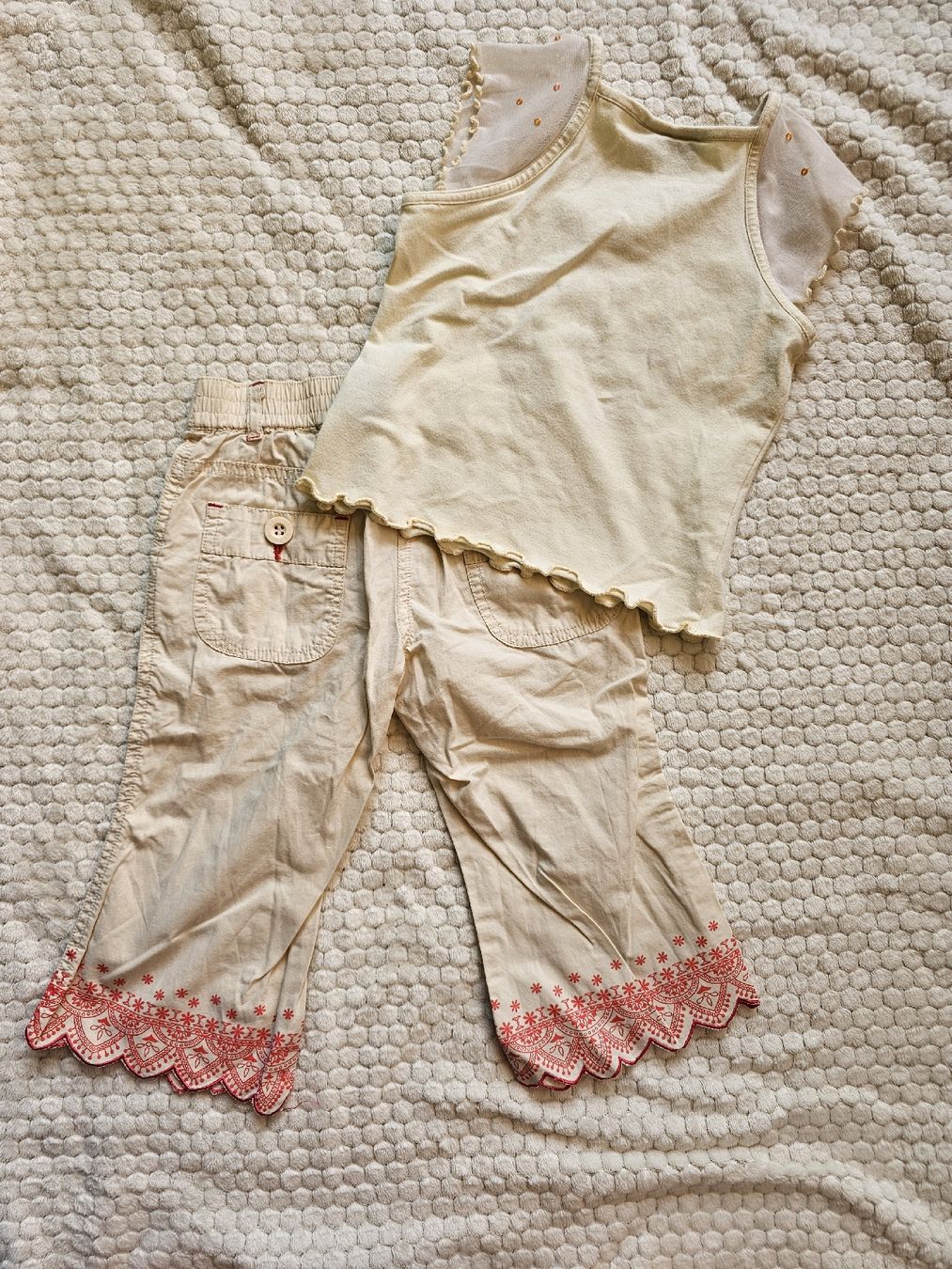 Pantalons: Ensemble 2 pièces brodé 104 / 4 ans – D'occasion à Gland par Vee_0 1