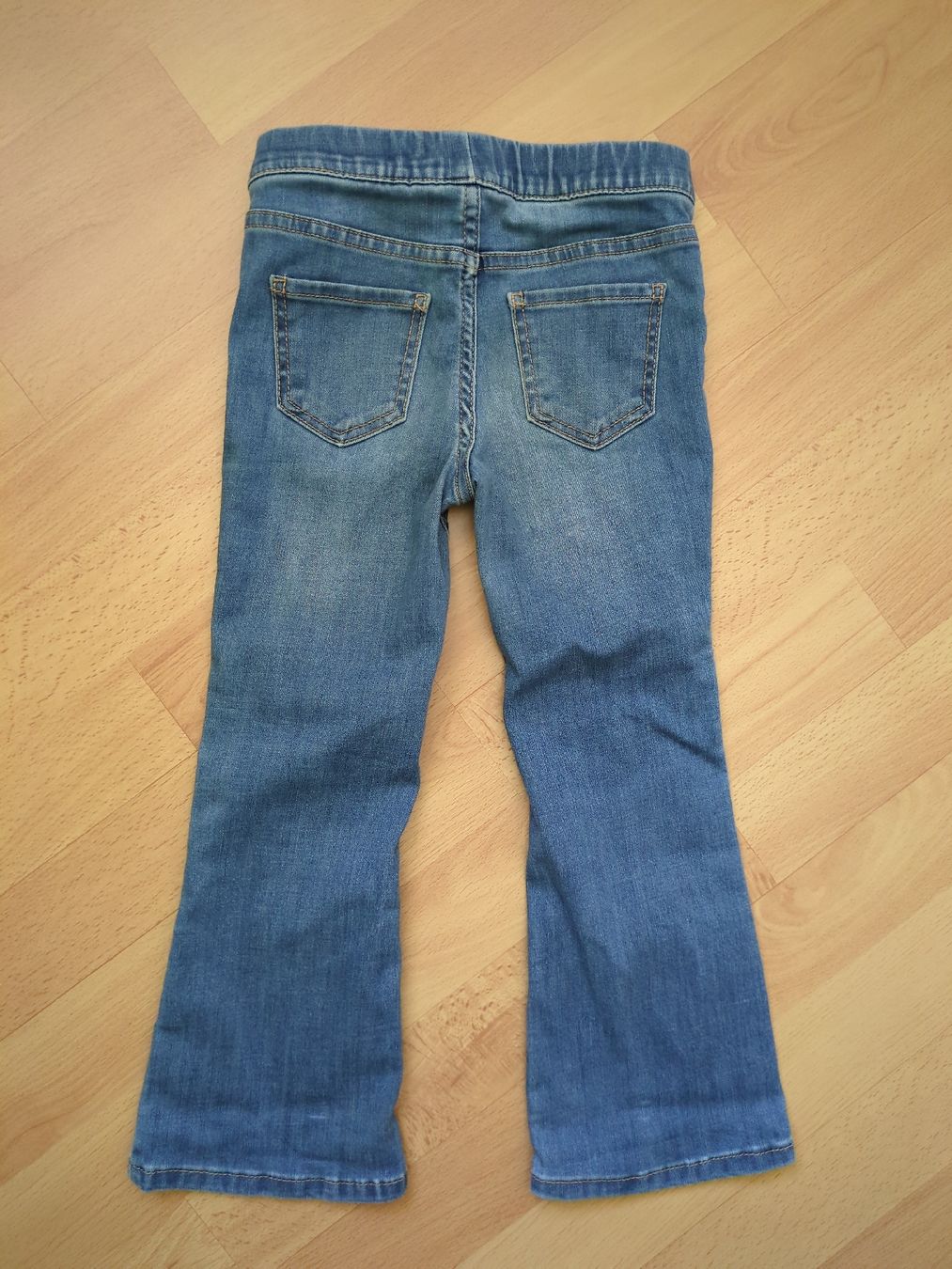 H&M Pantaloni: Jeans Mädchen Grösse 104 leichte Flecken – Usato da Adlikon b. Andelfingen venduto da IlonaSp 1