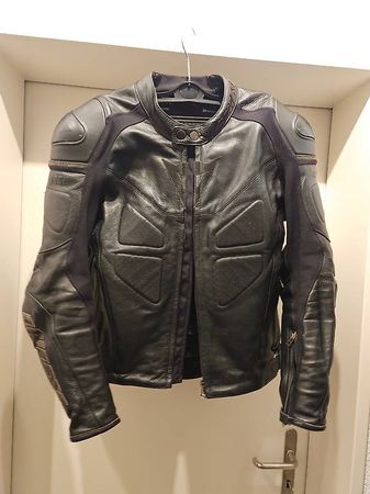 Dainese Motorrad-Lederjacke mit defekten Reissverschluss