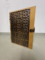 Holzbox mit aufwendigem Dekor und speziellem Verschluss