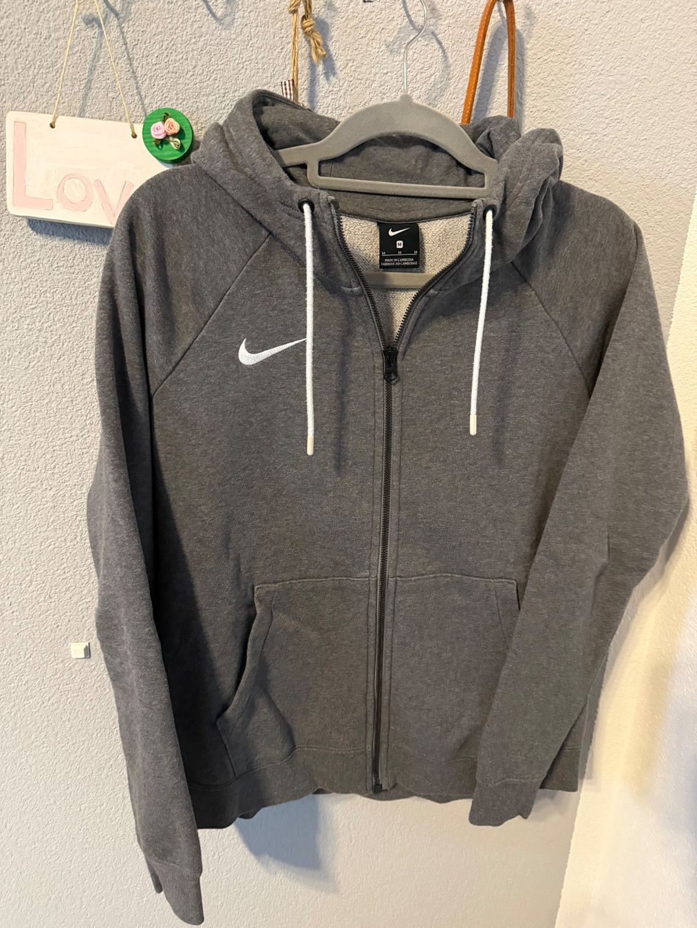 Nike Jacken: Nike Sweatjacke Gr.M grau – Gebraucht aus Visperterminen von ele_8n98
