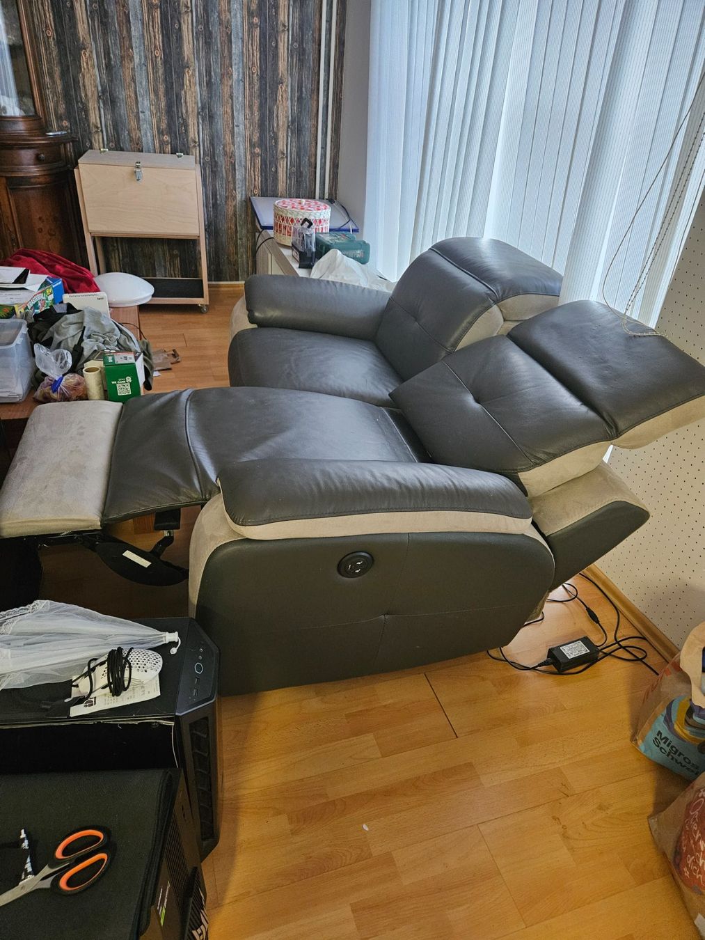 Conforama Divani: Elektronisches Sofa 2-plätzig mit Relaxfunktion und USB – Usato da Wikon venduto da Mr.Saxer 3