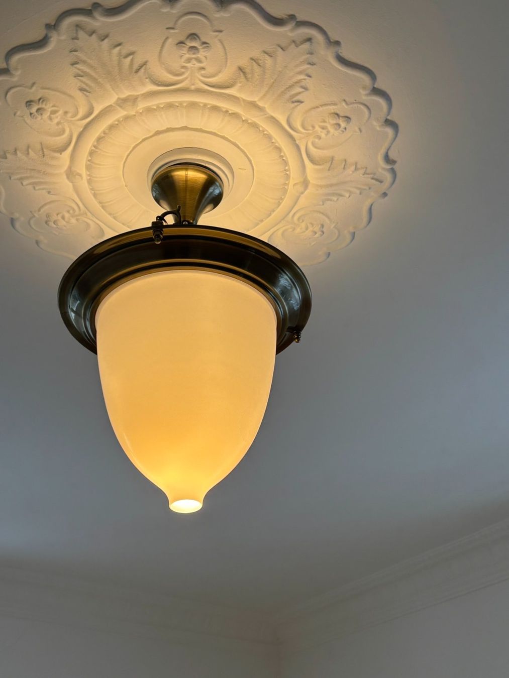 Kronleuchter & Deckenlampen: Deckenleuchte mit Opalglas-Schirm und Messingrahmen – Gebraucht aus Zürich von Farmer79