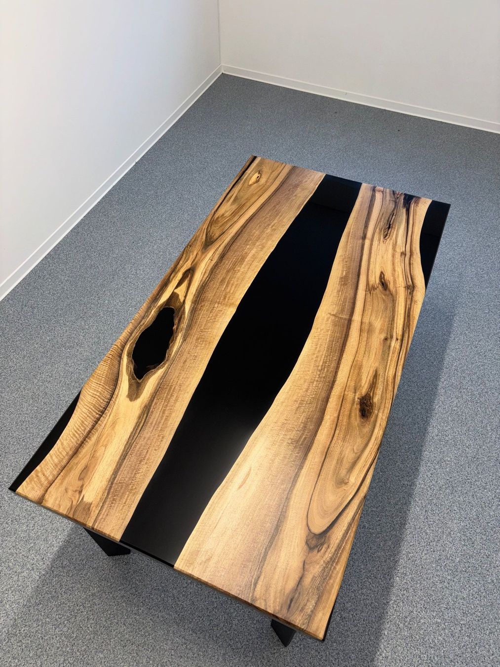 Tavoli: Massiver Tisch aus Nussbaumholz – Usato da Winterthur venduto da ABYER 3