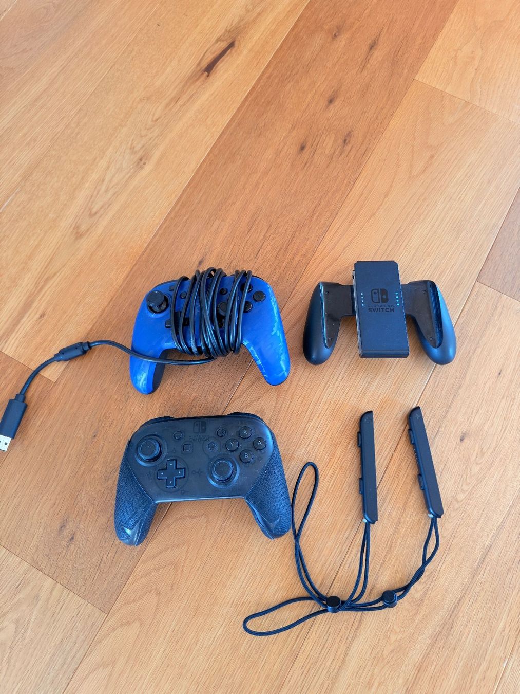 Nintendo Consoles: Nintendo Switch mit 2 extra Controller und 5 Games – D'occasion à Münchenbuchsee par Lukasgraf 3