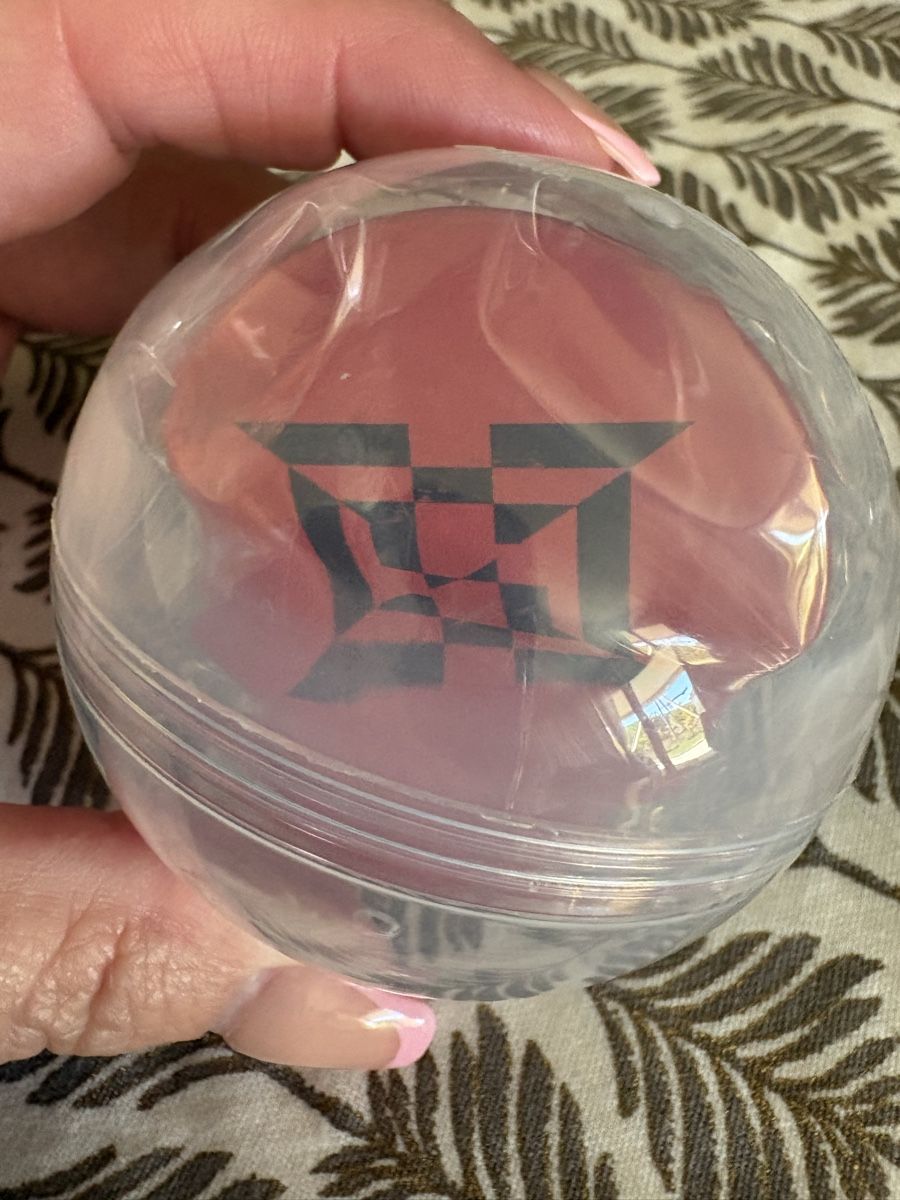Broches & Aiguilles: BTS J-Hope Button – Neuf avec emballage d'origine à Boniswil par MichaelaH 1