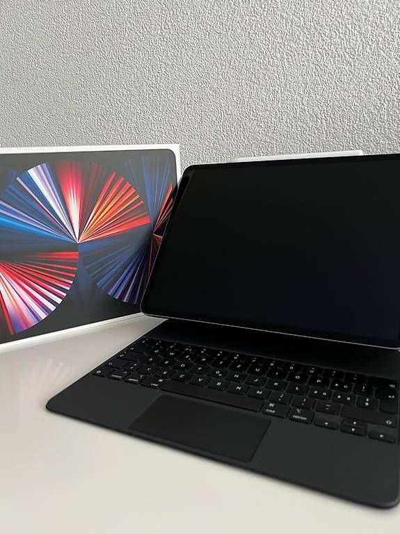Tablet PC: iPad Pro 12.9'' + Magic Keyboard – Neu (gemäss Beschreibung) aus Hausen AG von hevinisbert