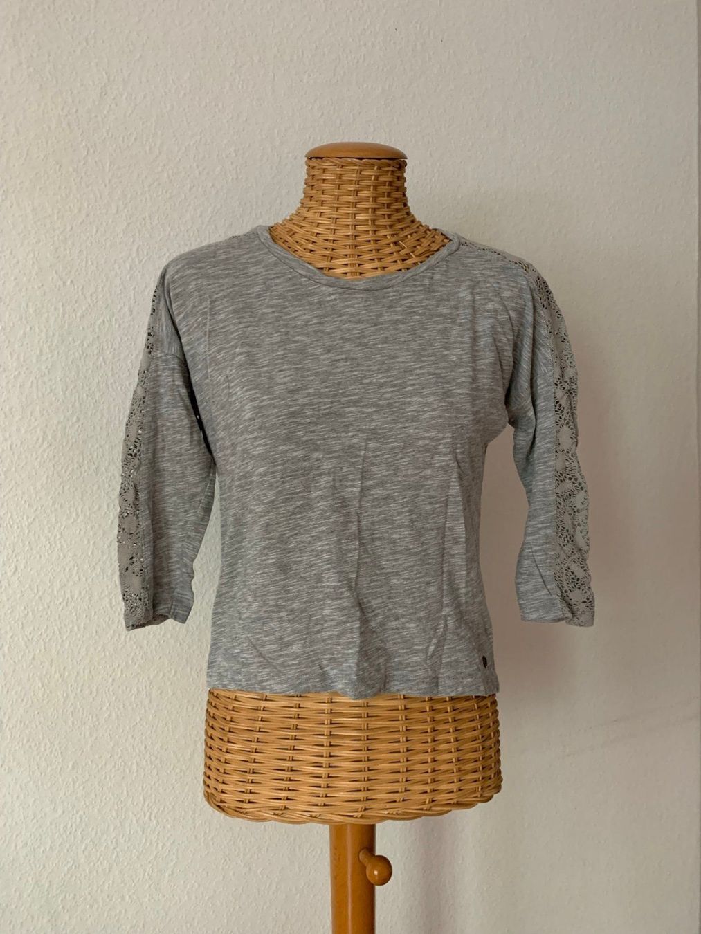 H&M T-Shirts: Oberteil hellgrau mit Spitze - XS – Gebraucht aus Zürich von Diazaio