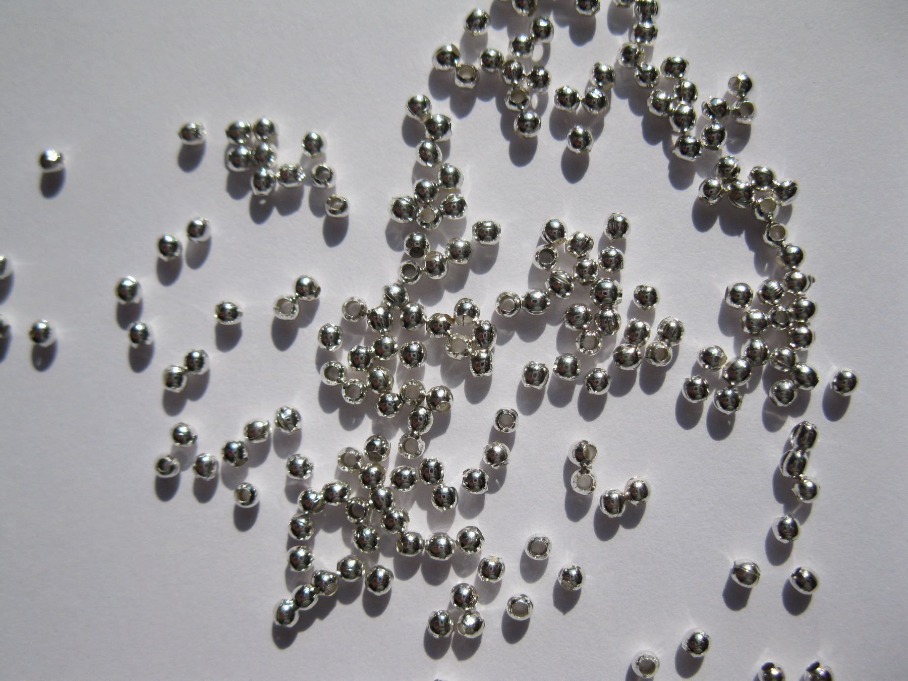 Perle (finte): 200 Metallperlen, Zwischenperlen glatt, versilbert, 2mm – Nuovo e nell'imballaggio originale da St. Margarethen TG venduto da LuanaKa