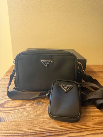 Elegante Prada Umhängetasche mit kleinem Täschchen, Schwarz
