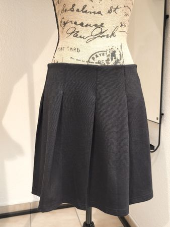 Rock H&M schwarz mit Falten Grösse M guter Zustand