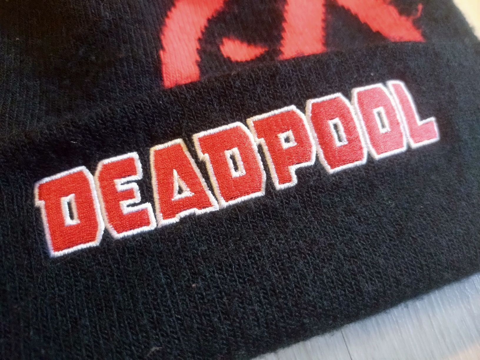 Copricapi, berretti & cappellini: Bonnet Deadpool Marvel noir rouge avec pompon  – Usato da Farvagny-le-Grand venduto da LaCaverne 1