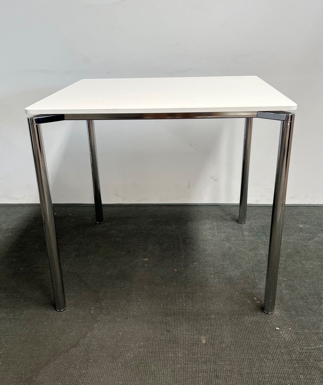 Fritz Hansen Tische: FRITZ HANSEN Plano Bistrotisch quadratisch – Gebraucht aus Wangen an der Aare von TBYN 1