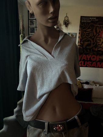 Hellblaues shirt