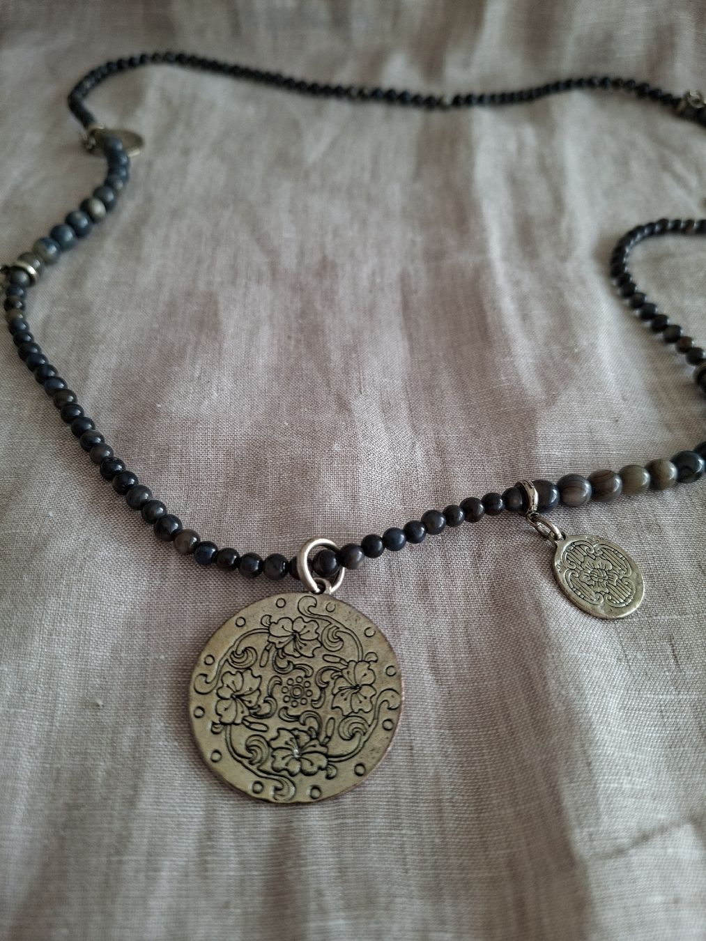 Catenine: Collier Vintage Bohème à Médaillons Gravés – Nuovo (secondo la descrizione) da Lutry venduto da Sim_Sta