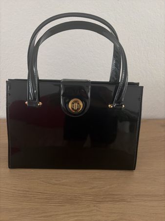 Handtasche schwarz Lackoptik mit rotem Innenfutter