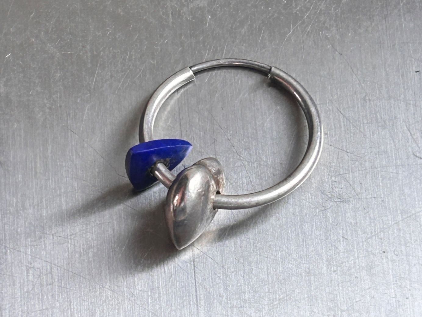 Orecchini pendenti & Orecchini a lobo: 1 Silberner Ohrring "Lapislazuli + Herz" – Usato da Dittingen venduto da Bellevista