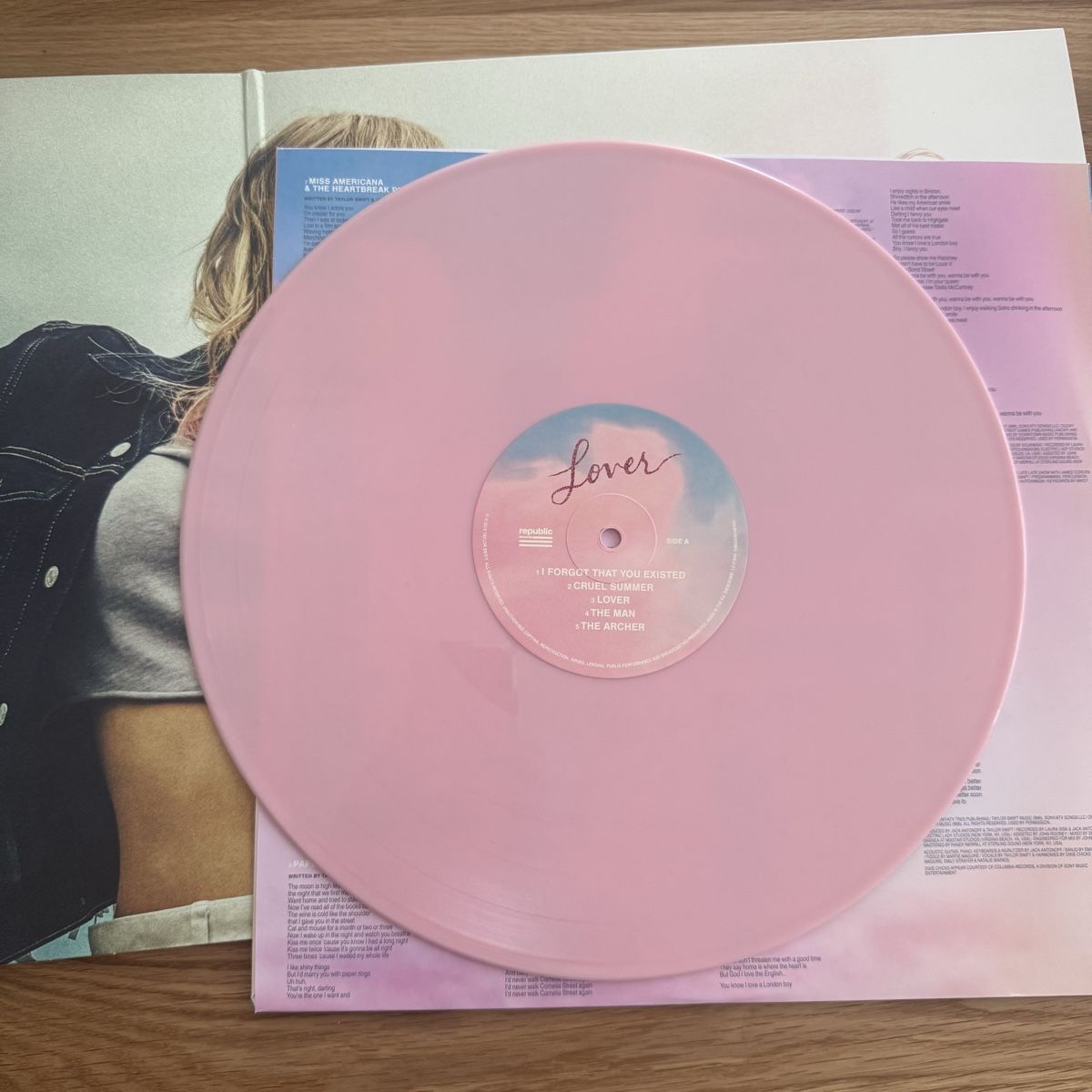 Dischi in vinile: Taylor Swift Lover Vinyl LP – Nuovo (secondo la descrizione) da Sursee venduto da giu_205 3