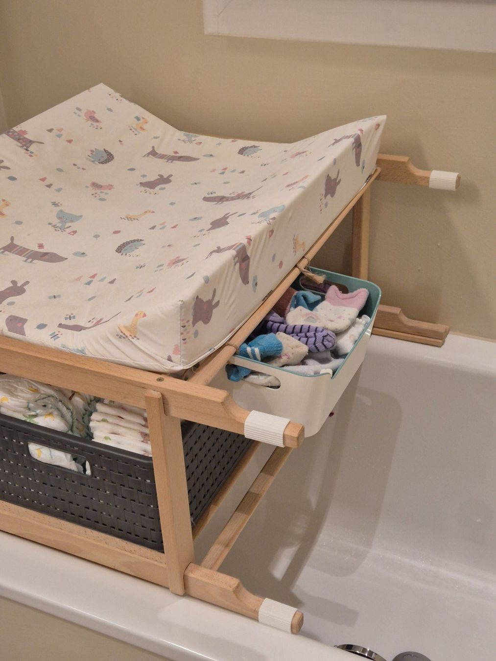 Fasciatoi & Accessori: Wickeltisch, Badewannenrost, 70cm – Usato da Goldau venduto da simona.dettling 1