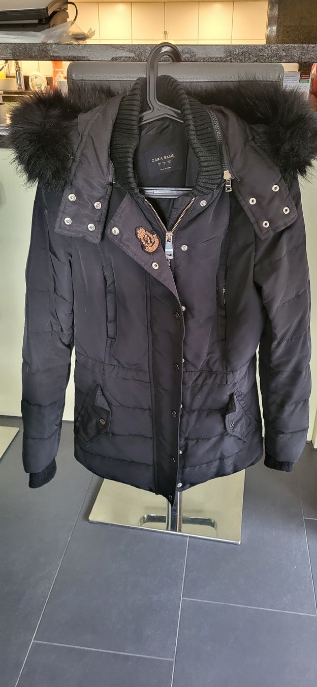 Zara Giacche: Schöne Winterjacke von Zara in schwarz, Grösse S – Usato da Brugg AG venduto da Leona90