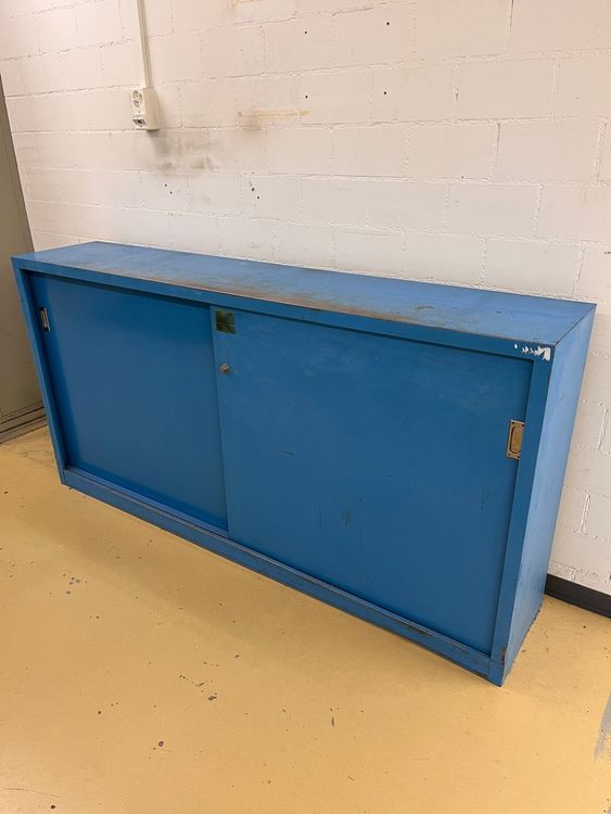 blauer-metallschrank-mit-schiebet-ren-und-tablaren-gebraucht-in
