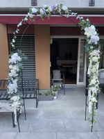 Blumenbogen mit weissen Rosen und Schleifen Dekoration