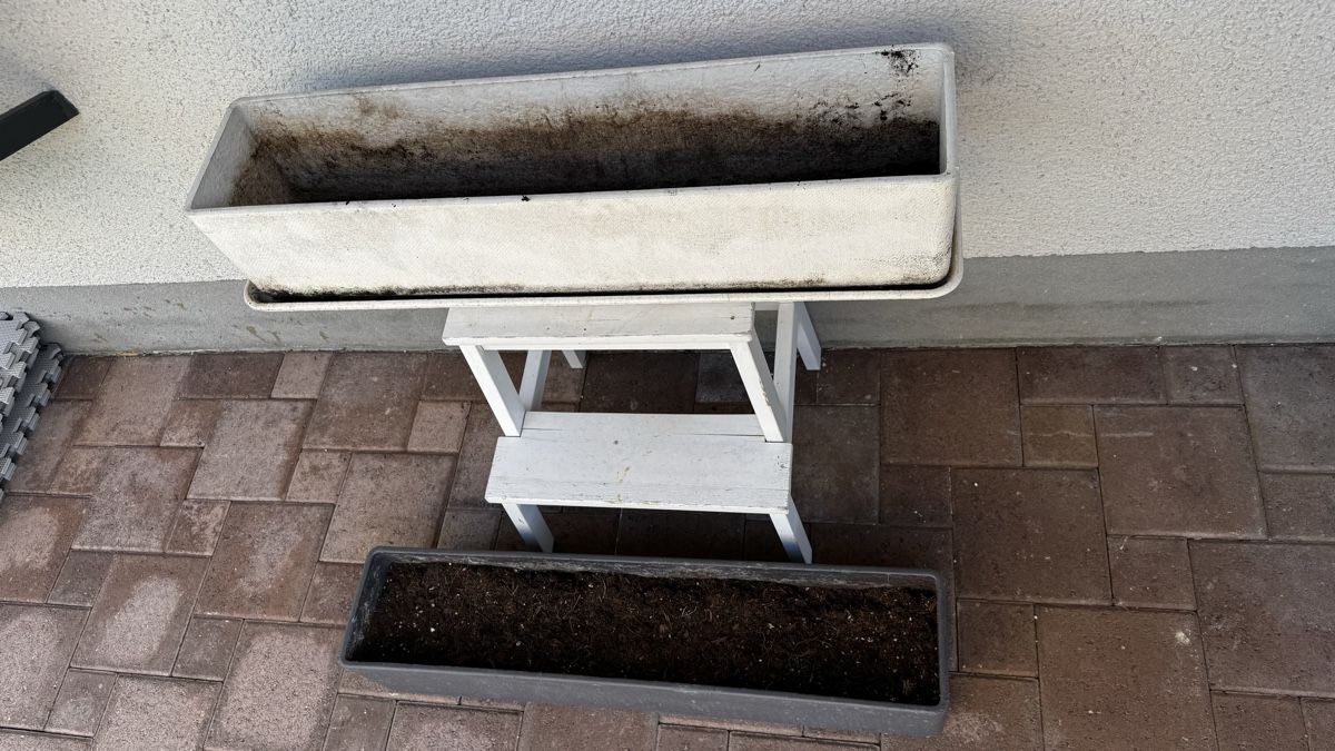 Eternit Vasi per fiori: Eternit Blumenkasten anthrazit und weiss – Usato da Gossau ZH venduto da Celestino_2.0 2