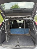 Hundebox, massgefertigt für Volvo XC40