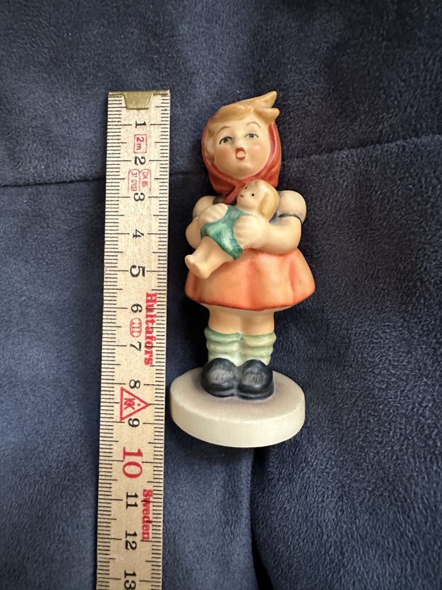 Alle Dekorationen: Hummel Figur Nr. 239/B, Mädchen mit einer Puppe – Gebraucht aus Brig von Invert 1