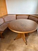 Sitzecke mit Holztisch