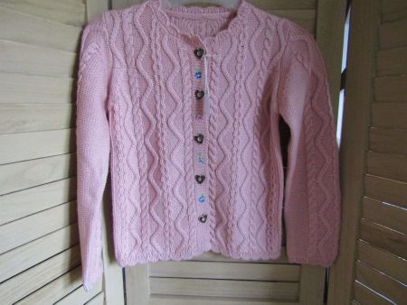 Gr. 122, Strickjacke im Trachtenstil mit Zofpmuster in Rosa