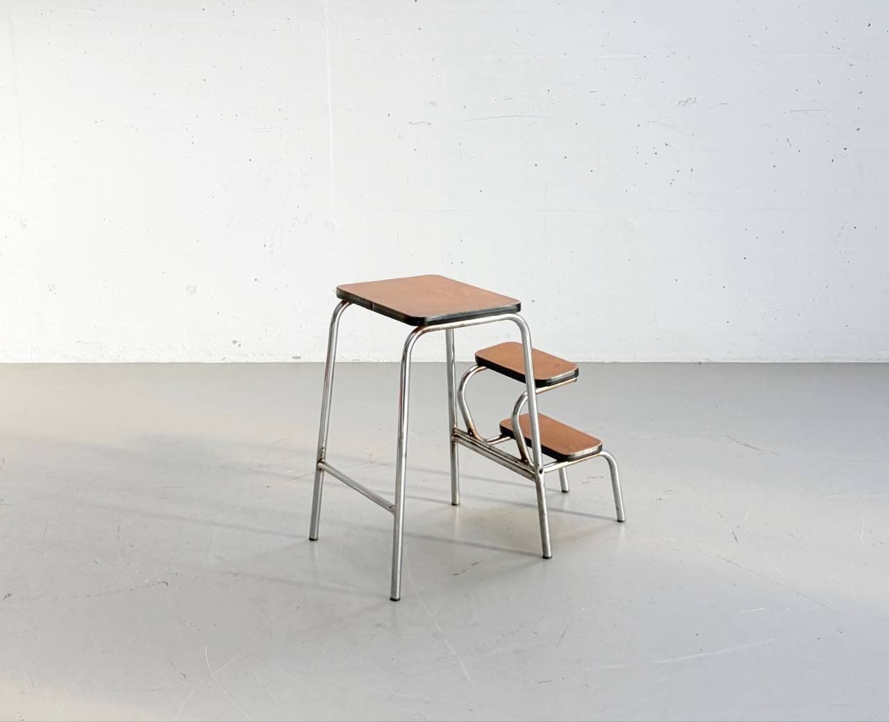 Hocker: Kelko Tritthocker mit braunem Kunstleder & Chromgestell – Gebraucht aus Zürich von LeMoege 9
