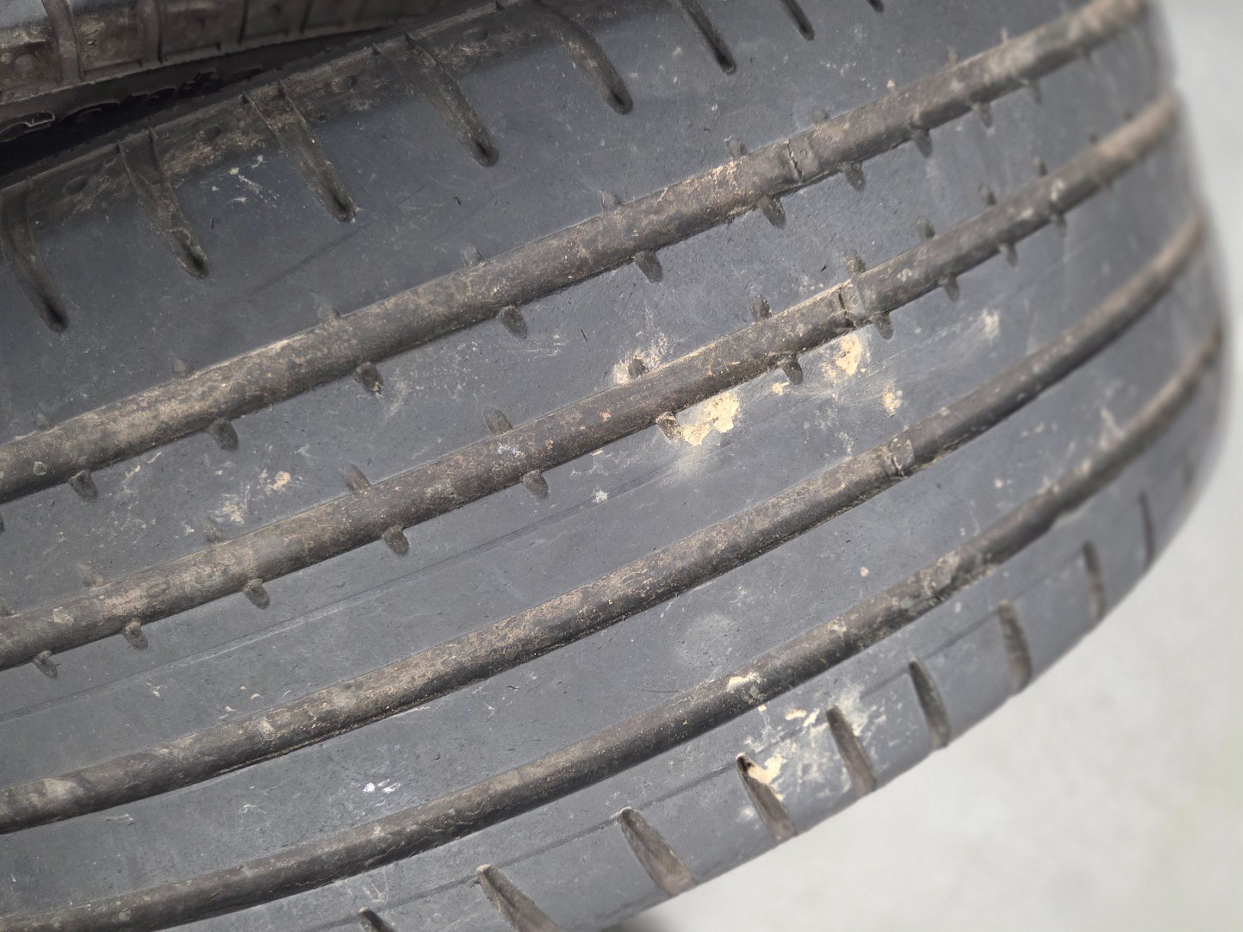 Pneus & Kompletträder: 235 / 55 R 17   99W – Gebraucht aus Fischbach-Göslikon von Emanuel.Bardhi 2