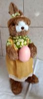 Osterhase aus Stoh mit Hühnerei