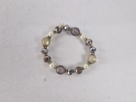 Armband aus verschiedenen Kunststoffperlen