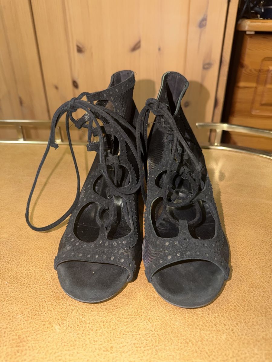 Scarpe da donna: Schwarze Schnür Heels mit Mesh & Blockabsatz – Usato da Hinwil venduto da zu_zuli 3