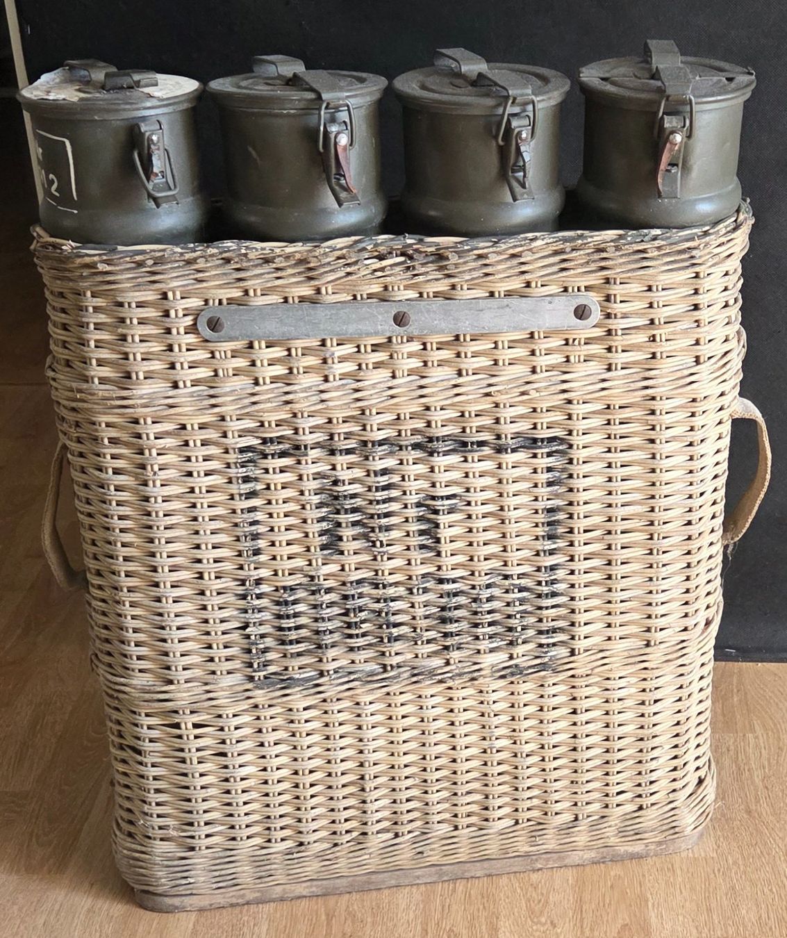 Attrezzatura & Pezzi di ricambio: Original Schweizer Armee Munition & Granaten Korb – Usato da Grellingen venduto da S.J.1.