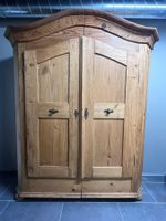 Massiver Bauernschrank aus Holz – Landhausschrank