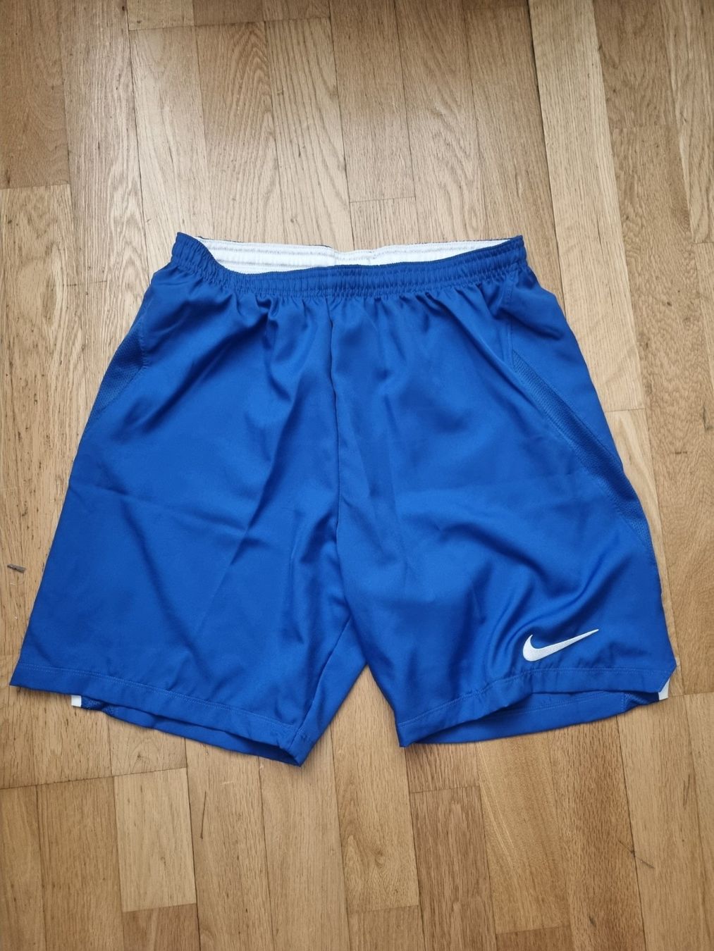 Nike Pantaloni: Nike Hose Shorts Gr.M – Nuovo (secondo la descrizione) da Emmenbrücke venduto da TopGato