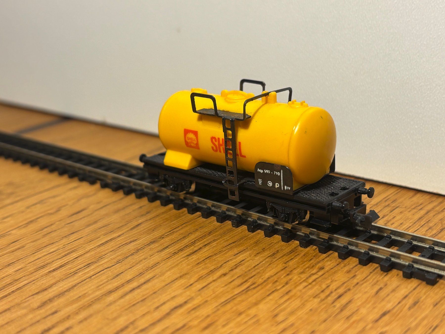 Modellini di ferrovie: e1534: Kesselwagen SHELL (Spur N) – Usato da Birsfelden venduto da Birs_25