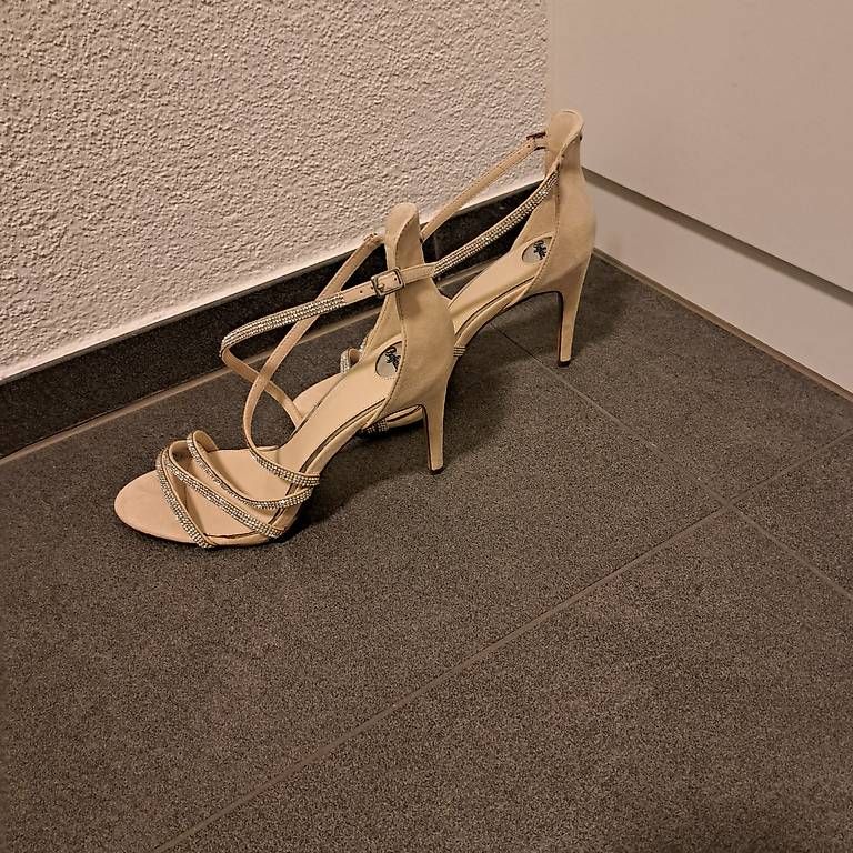 Damenschuhe: Riemchensandaletten  – Neu und originalverpackt aus Neftenbach von sam_jbb5 1