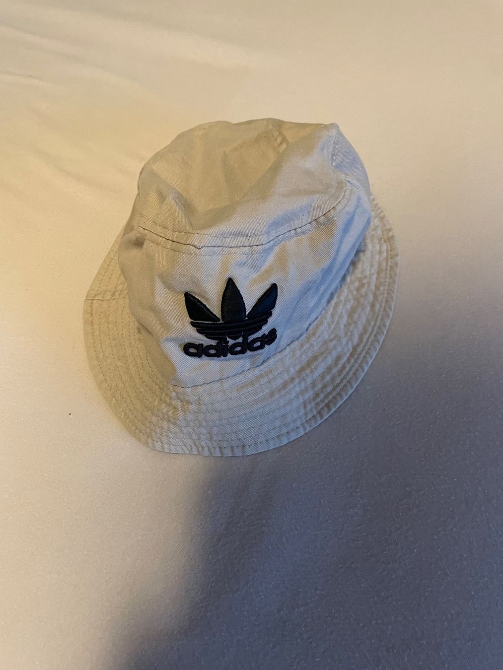 Adidas Hüte, Mützen & Caps: Adidas Fischerhut beige – Gebraucht aus Buchs AG von Noah148